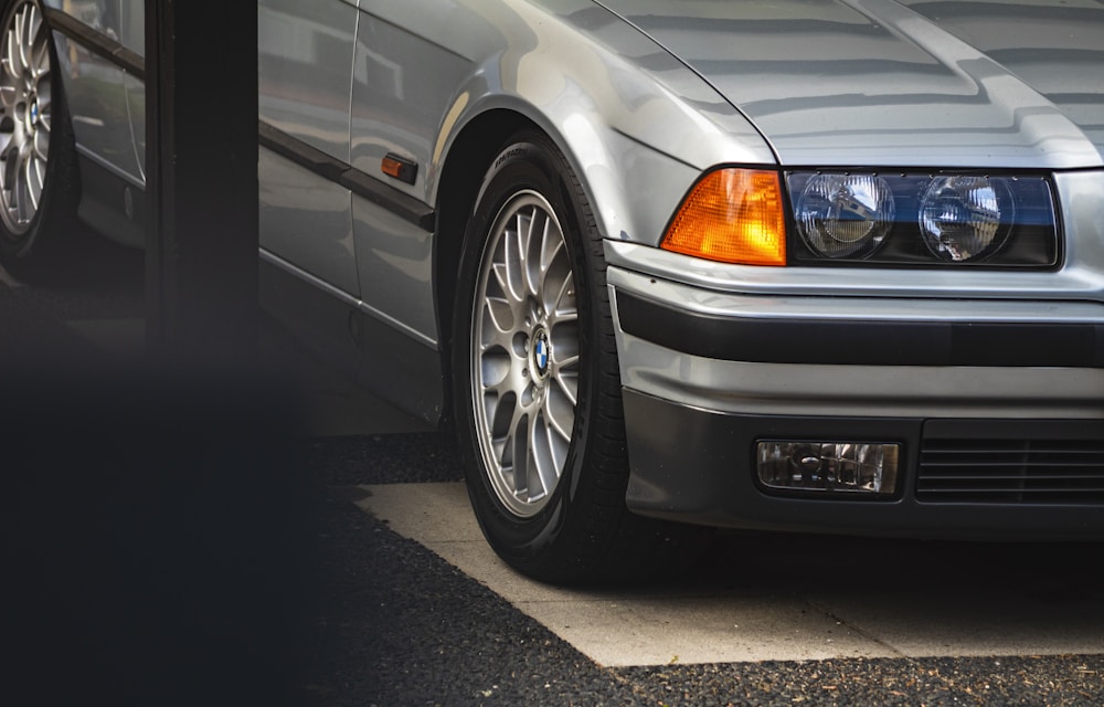 Fahrzeugdetailseite: silberner BMW in der Seitenansicht